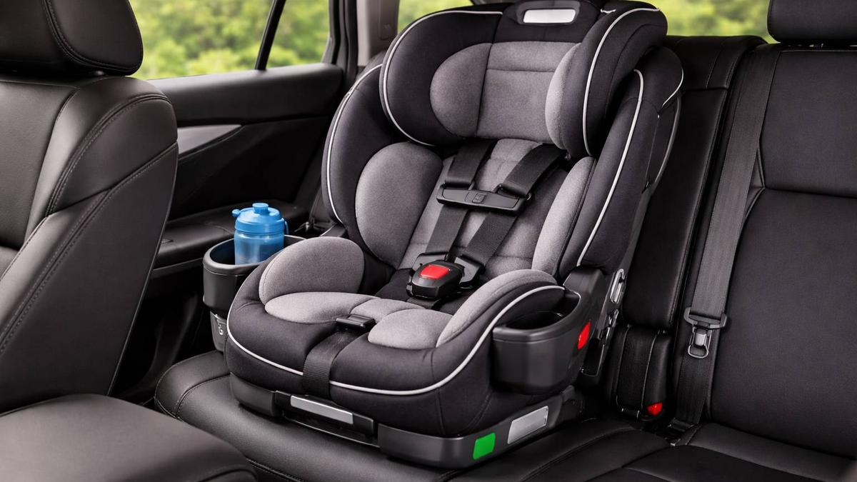 Siège auto bébé installé dans une voiture moderne