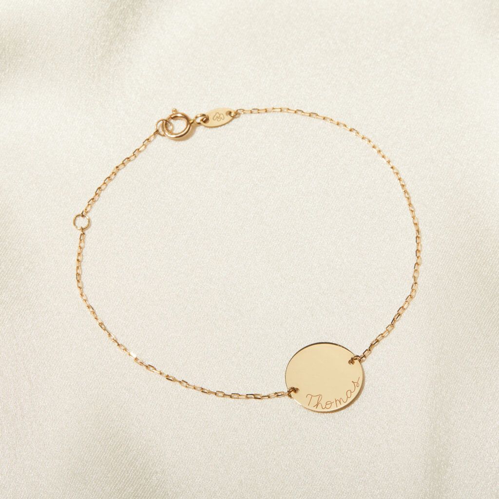 découvrez le bracelet pastille initiale personnalisé un bijou unique pour chaque histoire